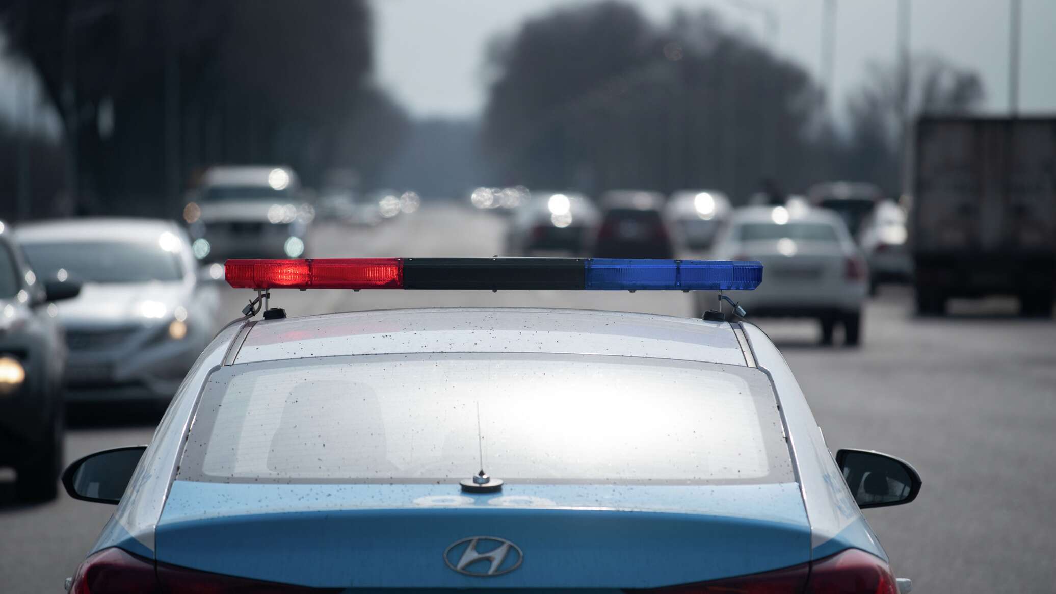 «Есірткі қабылдаған»: Алматыда полиция майоры қызметтік көлікпен жол апатын жасады
