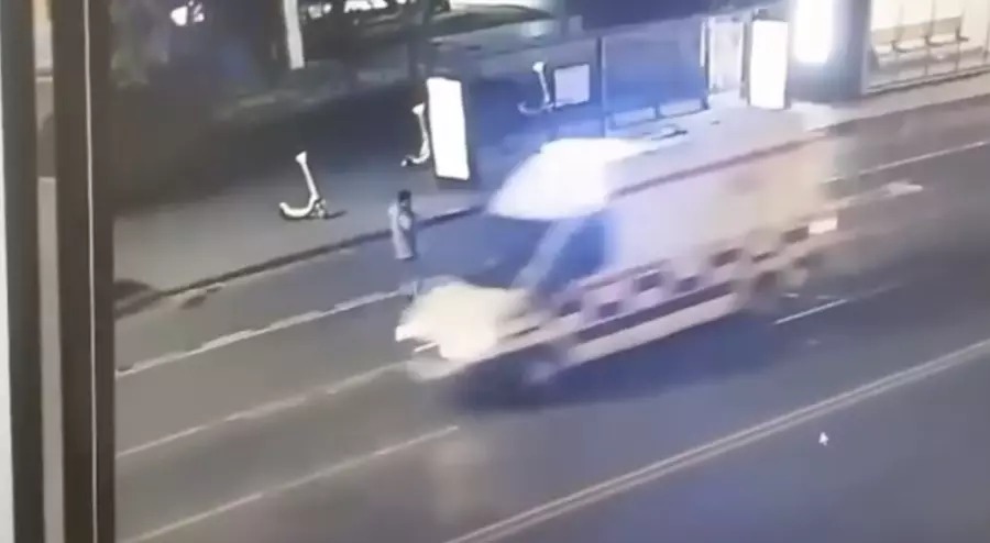 Астанада ер адам жедел жәрдем көлігінің алдыңғы әйнегін сындырған