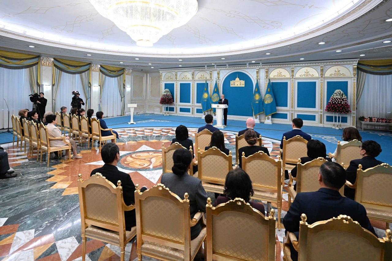 Мемлекет басшысы мұғалімдерді кәсіби мерекесімен құттықтады 