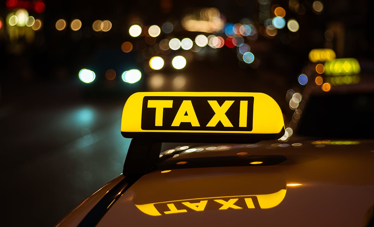 Астанада жеке такси жүргізушісі мас жолаушыны ұрып-соғып, тонап кеткен