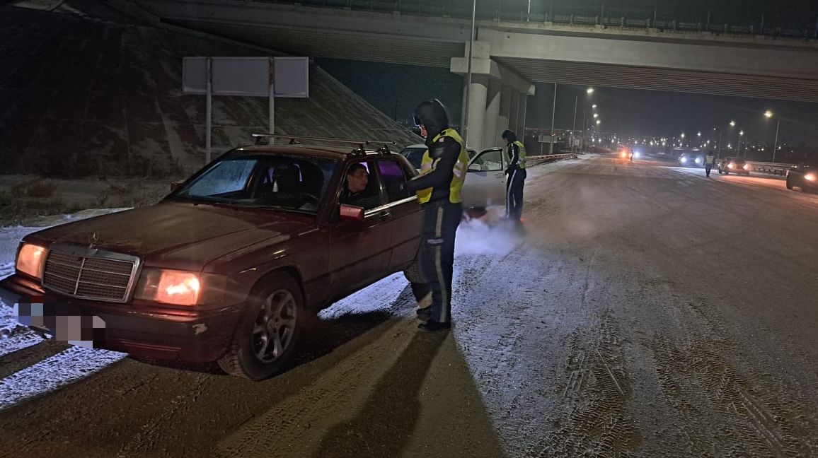 Қысқы дөңгелекке ауыспаған: Қарағанды облысындағы трассада 30-ға жуық жүргізуші тоқтатылды 