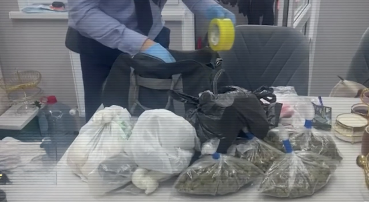 Алматыда интернет-дүкенге жұмыс істеген 20 жасар жігіттен 6 мың доза есірткі табылды