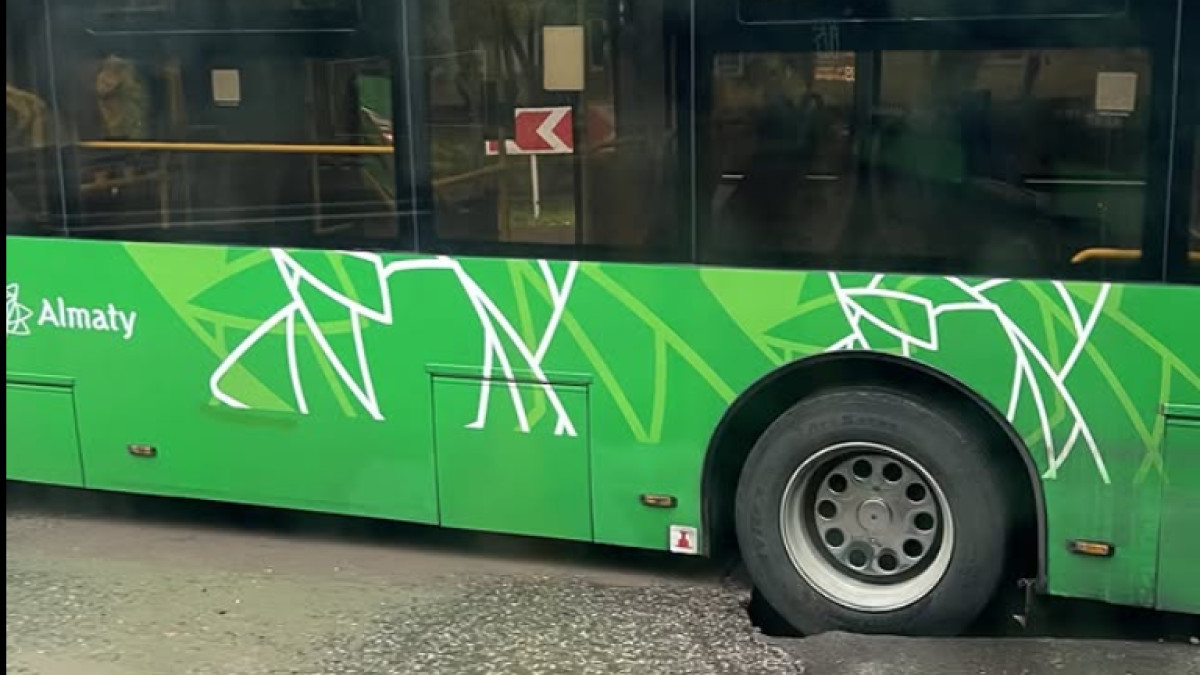 Алматыда жол опырылып, автобустың дөңгелегі шұңқырға түсіп кетті