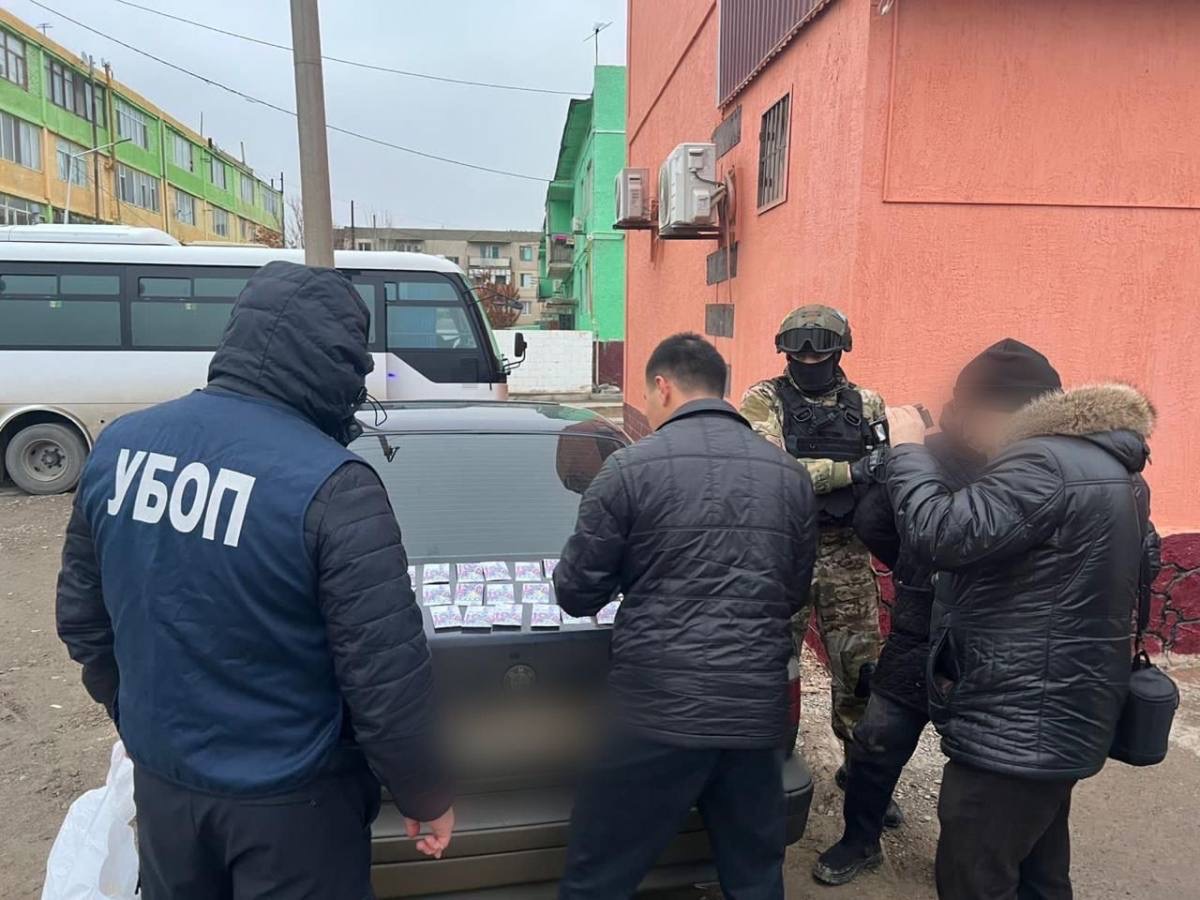 Қызылордада көршісін қорқытып доллармен ақша талап еткен күдіктілер анықталды