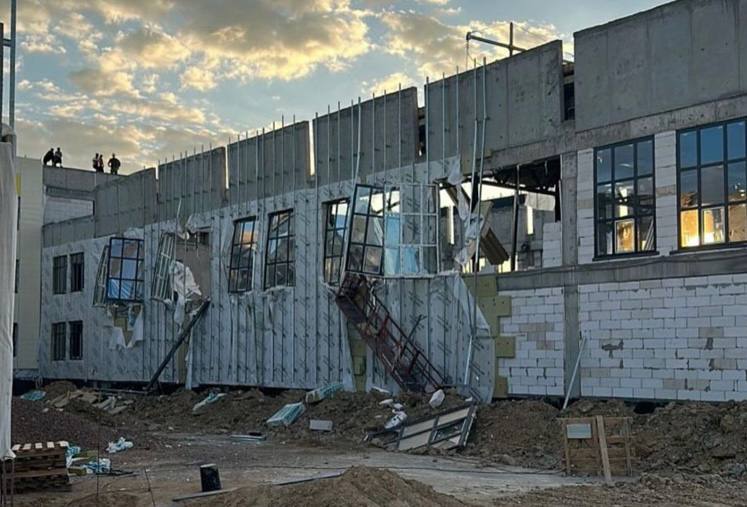 Атырау облысында салынып жатқан мектептің шатыры опырылып түсті