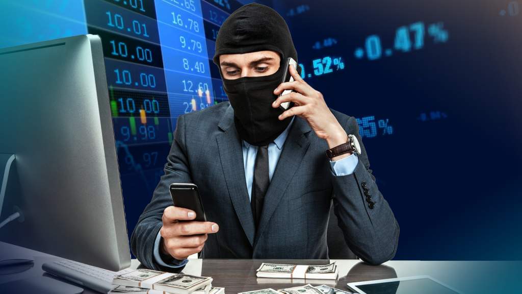 Пәтерін сатқызған: зейнеткерлерді 1,5 млрд теңгеге алдаған топ ұсталды