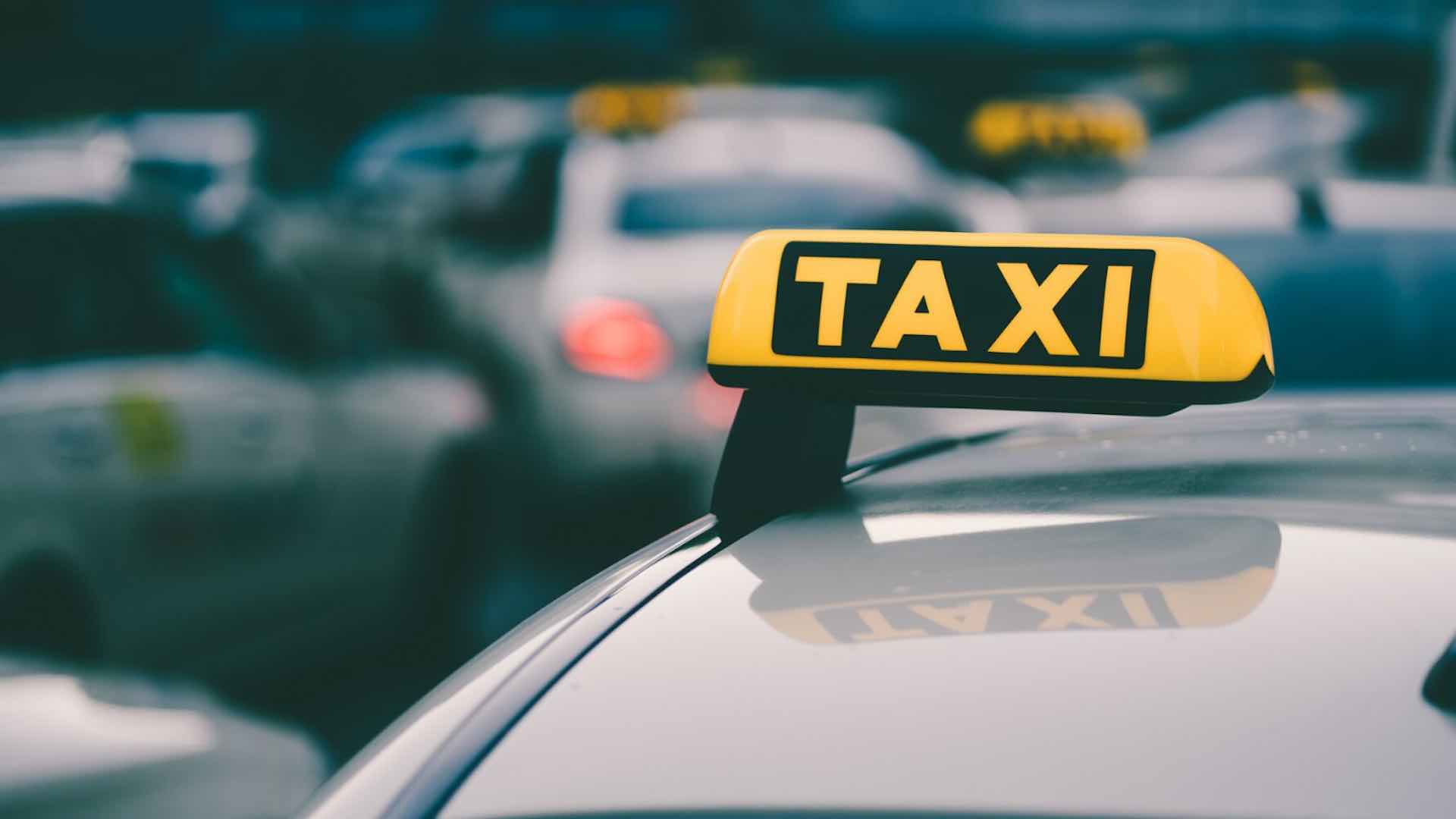 Енді таксиде жүргізуші мен жолаушының диалогы жазылып отырады