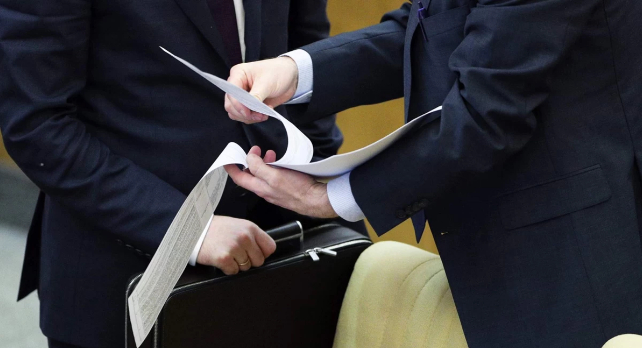 Мәжіліс мемлекеттік қызметшілер үшін жаңа әлеуметтік жеңілдіктерді бекітті