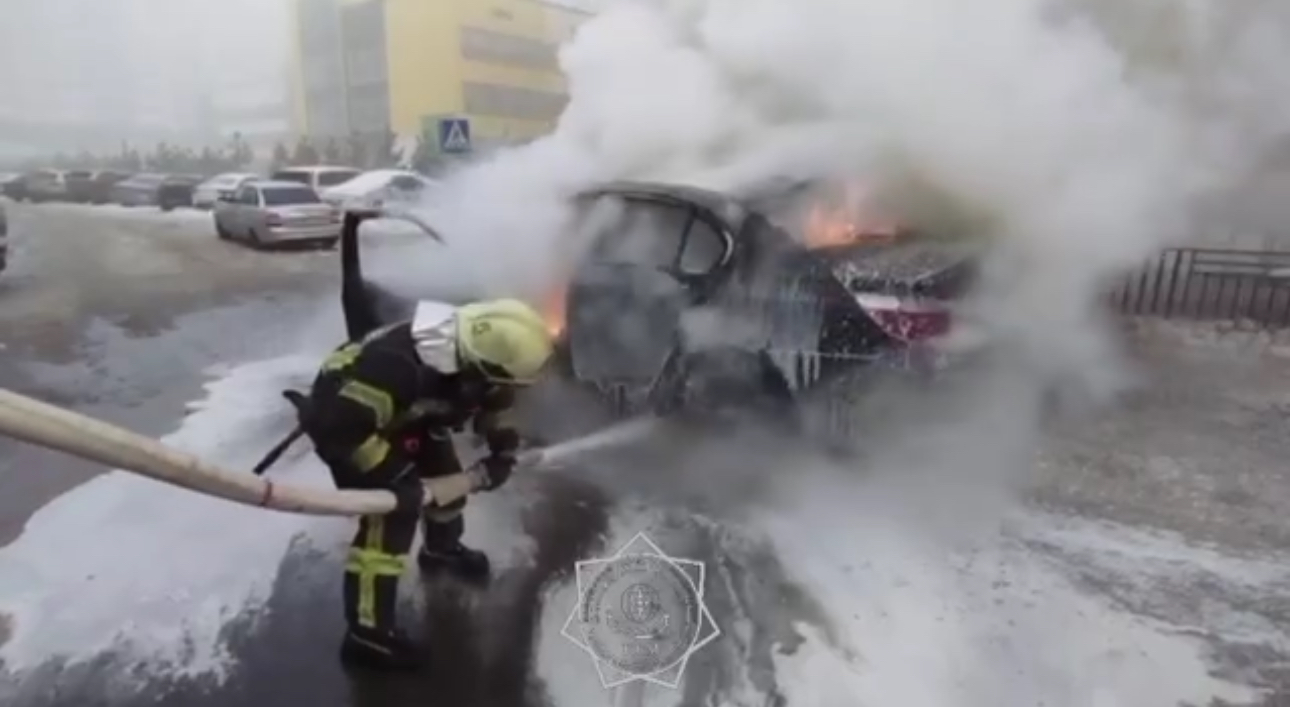 Астананың сол жағалауында жеңіл көлік жанып кетті