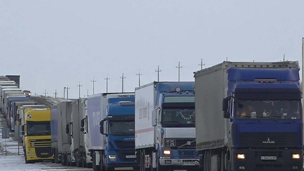 Алматыда 18 жүк көлігін заңсыз тіркеген ХҚКО қызметкерлері сотталды