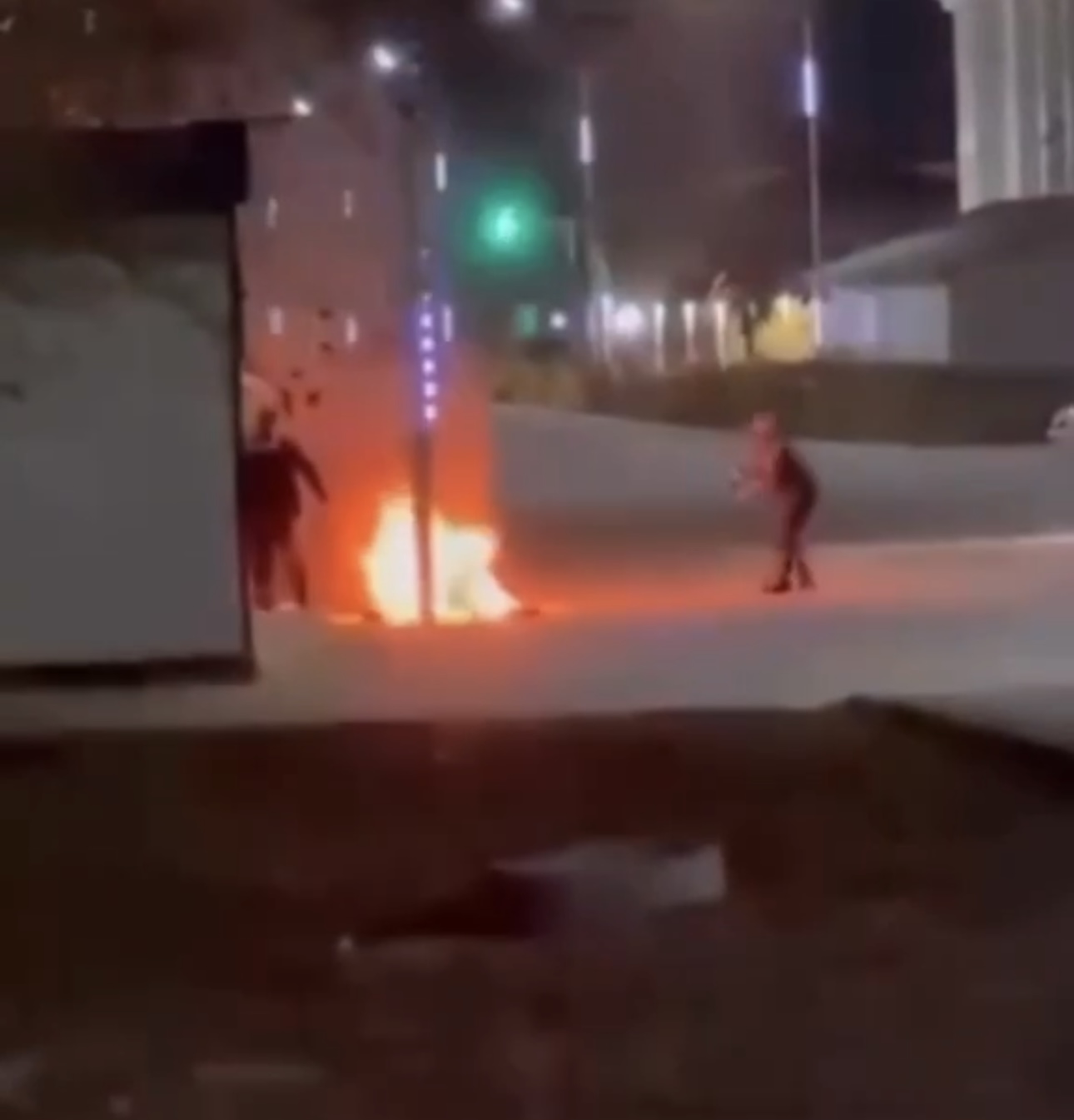 Жол ережесін бұзған жүргізуші полицияға наразылық білдіріп, өзін өртемек болды