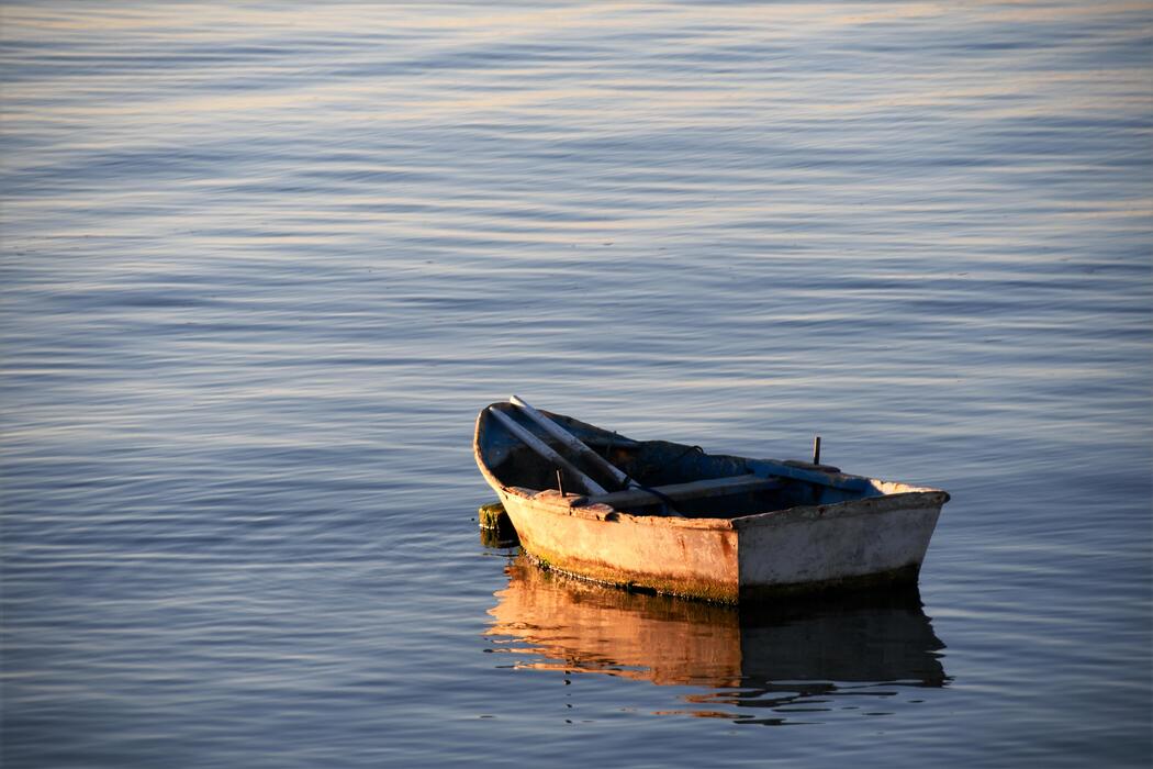 Зайсан көлінде балықшылар мінген қайық аударылып, екі адам іздестіріліп жатыр