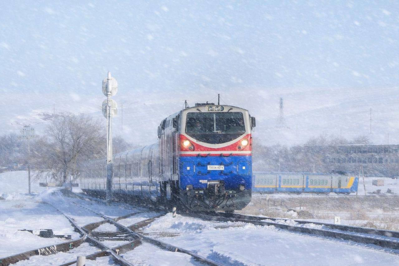 Қолайсыз ауа райы: Ақтөбе өңірінде жолда қалған 540 адам пойызбен жеткізілді
