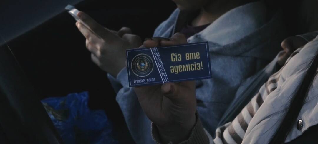 «Сіз жақсы жүргізушісіз», «Сіздің күлкіңіз әдемі»: Жол полицейлері арнайы карточкалар таратты