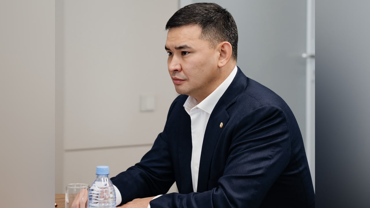 Каспий қасіреті: Еркін Оқасов қаза болған әскерилердің отбасыларына 300 млн теңге бөлді 